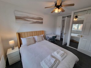 House | 3 bedrooms, iron/ironing board, free WiFi, bed sheets - Familyfriendly- Sleeps5- Freeparking- Garden (Rochester)