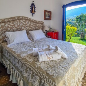 Egyptian cotton sheets, premium bedding, pillow-top beds, minibar - Segredo da Serra Guest House (Tiradentes)