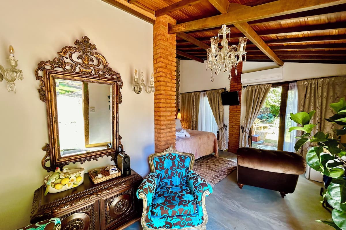 Luxury Suite, Garden View | Living area