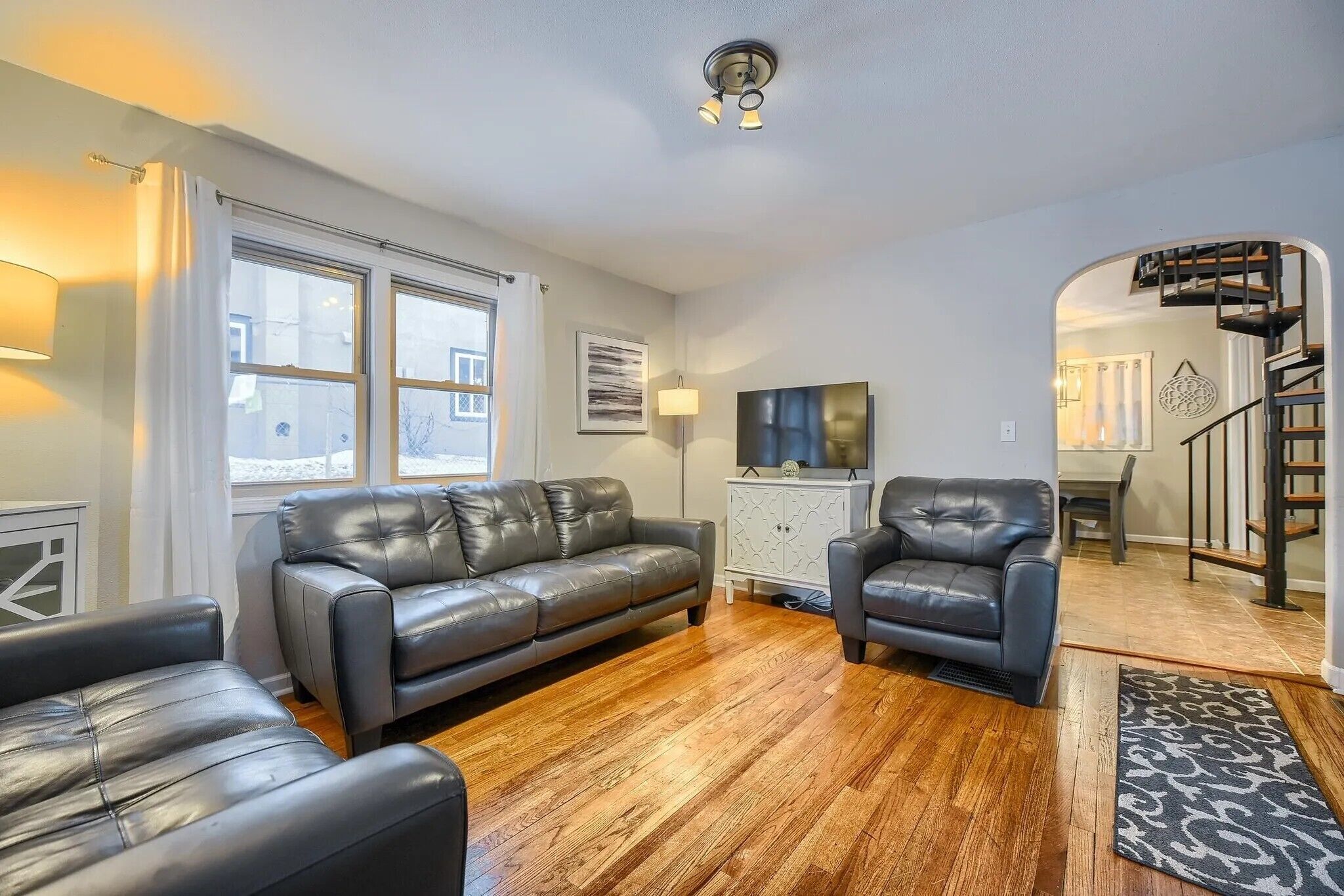 Dog Friendly, 3 bedroom 2 bath House, close to hiking and Motor vehicle trails.