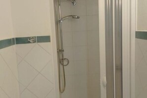 Shower, free toiletries, hair dryer, bidet