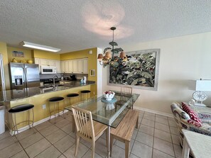 Appartement, Meerdere bedden, balkon, uitzicht op zee (#709 - No Pets Allowed) | Dineren