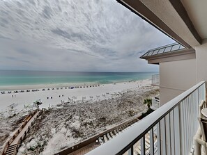 Appartement, Meerdere bedden, balkon, uitzicht op zee (#709 - No Pets Allowed) | Strand | Accommodatie ligt op het strand