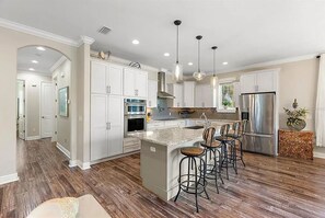 冷蔵庫、電子レンジ、オーブン、コンロ