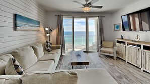 Condo, nhiều giường, ban công, quang cảnh biển (Majestic Sun Fun - No Pets Allowed) | Khu phòng khách