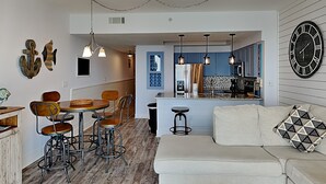 Condo, nhiều giường, ban công, quang cảnh biển (Majestic Sun Fun - No Pets Allowed) | Khu phòng khách