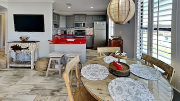 Leilighet, 1 queensize-seng med sovesofa, balkong (0 - Pet Friendly) | Spiseområde