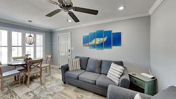 Condo, 1 cama Queen size y sofá cama, balcón (0 - Pet Friendly) | Área de sala de estar