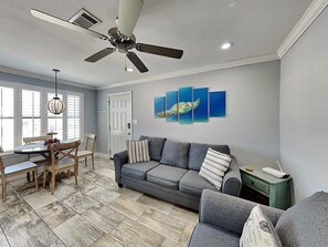 公寓式客房, 1 张大床和 1 张沙发床, 阳台 (0 - Pet Friendly) | 起居区