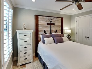 公寓式客房, 1 张大床和 1 张沙发床, 阳台 (0 - Pet Friendly) | 1 多间卧室、特色装修、特色家居、床单