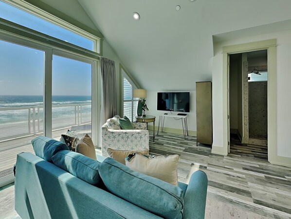 House, Multiple Beds, Pool Access, Ocean View (Resting Beach Face) | Living area