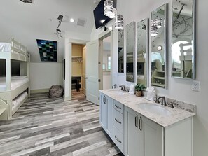 7 bedrooms, individually decorated, individually furnished, bed sheets - Resting Beach Face by Resort Collection (Panama City Beach)