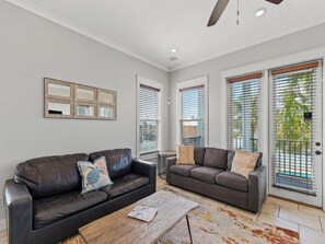 Hus, flere senger, terrasse, havutsikt (Salty Beach) | Oppholdsområde