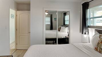 House, 2 Queen Beds, Patio (Seashell Cottage) | 2 bedrooms, individually decorated, individually furnished, bed sheets