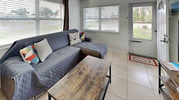 House, 2 Queen Beds, Patio (Seashell Cottage) | Living area