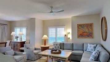 Appartamento, letti multipli, balcone, vista oceano (South Harbour #2F - No Pets Allowed) | Area soggiorno