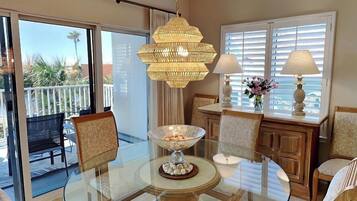 Condo, varias camas, balcón, vista al océano (South Harbour #2F - No Pets Allowed) | Restaurantes