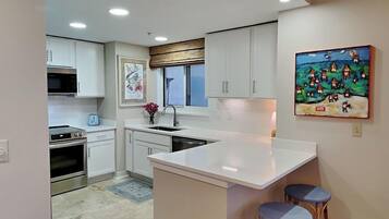 Appartamento, letti multipli, balcone, vista oceano (South Harbour #2F - No Pets Allowed) | Cucina privata | Piano cottura, macchina per tè/caffè