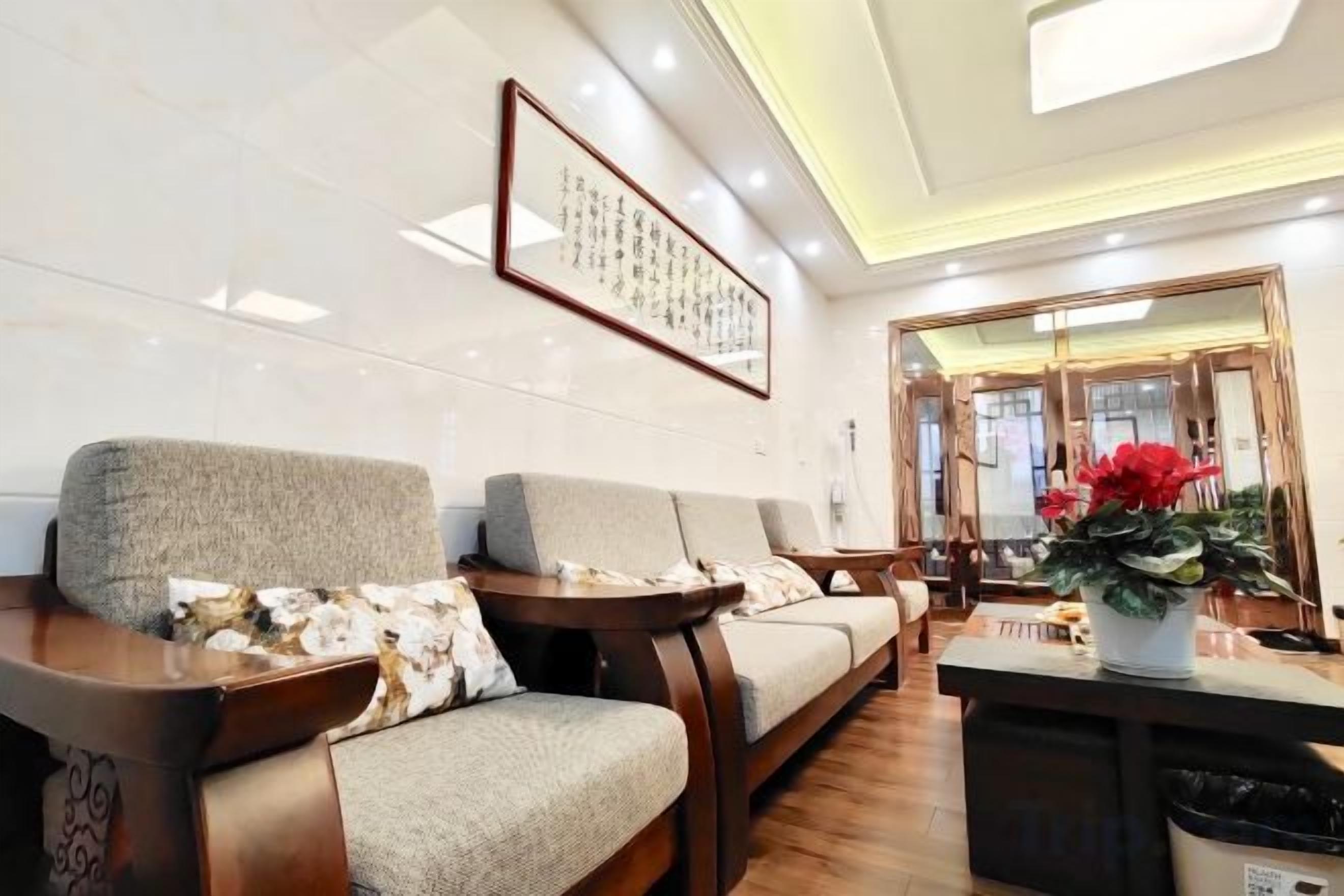Una sala de estar moderna con un sofá, una mesa de centro y una planta decorativa.