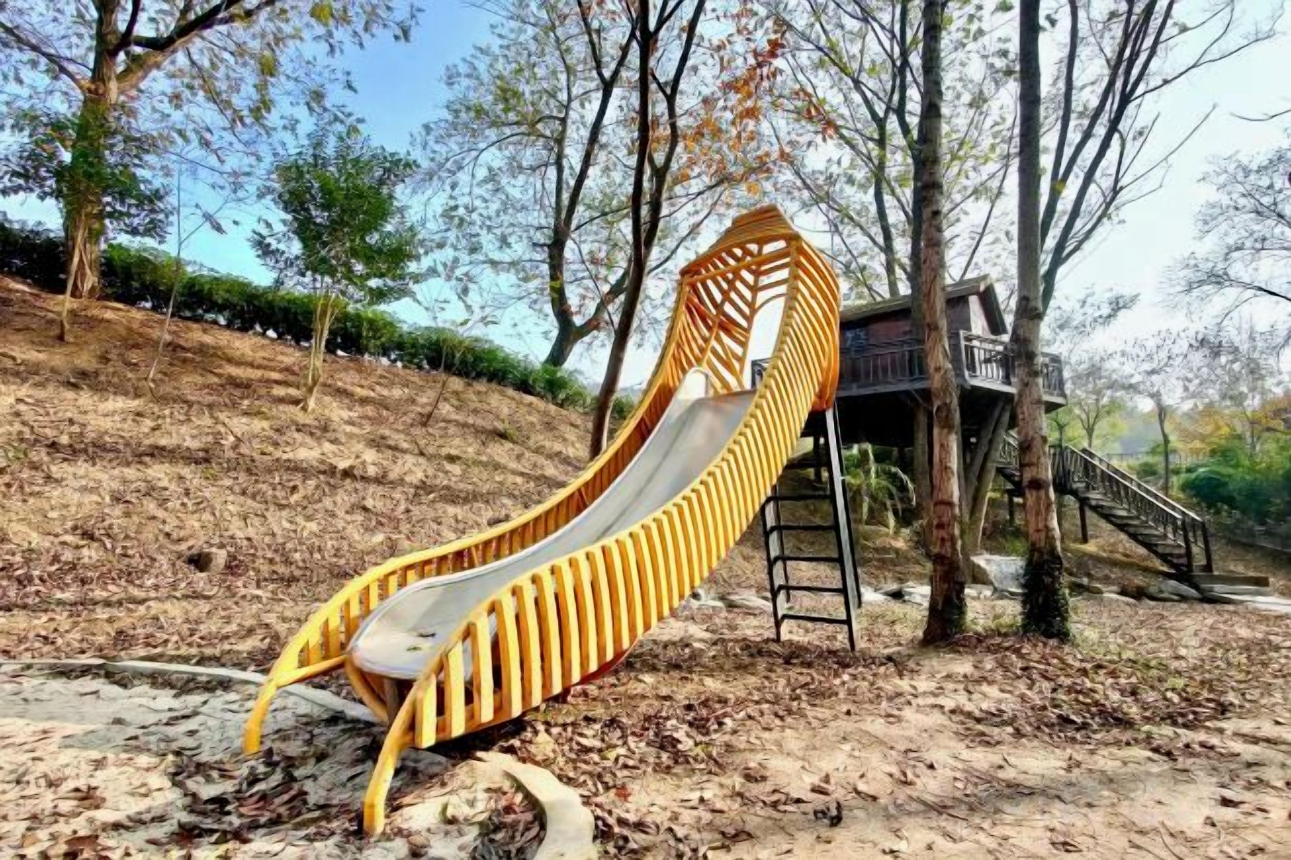 Un parque infantil con un tobogán y una estructura para escalar.