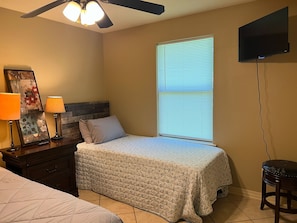 2 habitaciones, tabla de planchar con plancha, wifi y ropa de cama