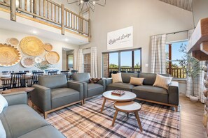 Smart TV, chimenea, futbolito