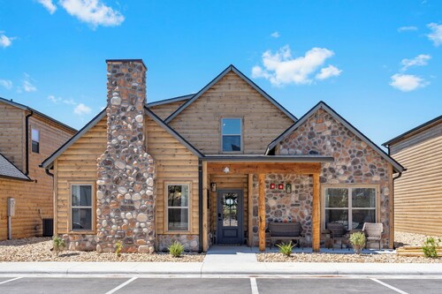 New Branson Luxury Lakefront Poolside Cabin