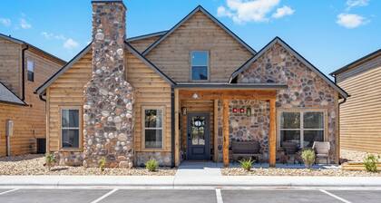 New Branson Luxury Lakefront Poolside Cabin