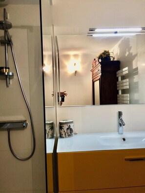 Dusj, hårføner, håndklær og såpe