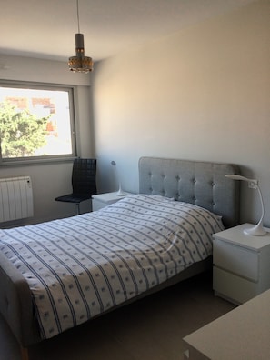 3 slaapkamers, een strijkplank/strijkijzer, wifi, beddengoed