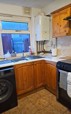 House | Private kitchen | Fridge, microwave, oven, stovetop - City Classic- Remarkable 3-bed House in Birmingham (Birmingham)