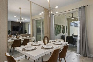 4 bedrooms - Charming Home With Themed Bedrooms Private Pool (Davenport)