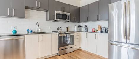 Réfrigérateur, micro-ondes, four, plaque de cuisson