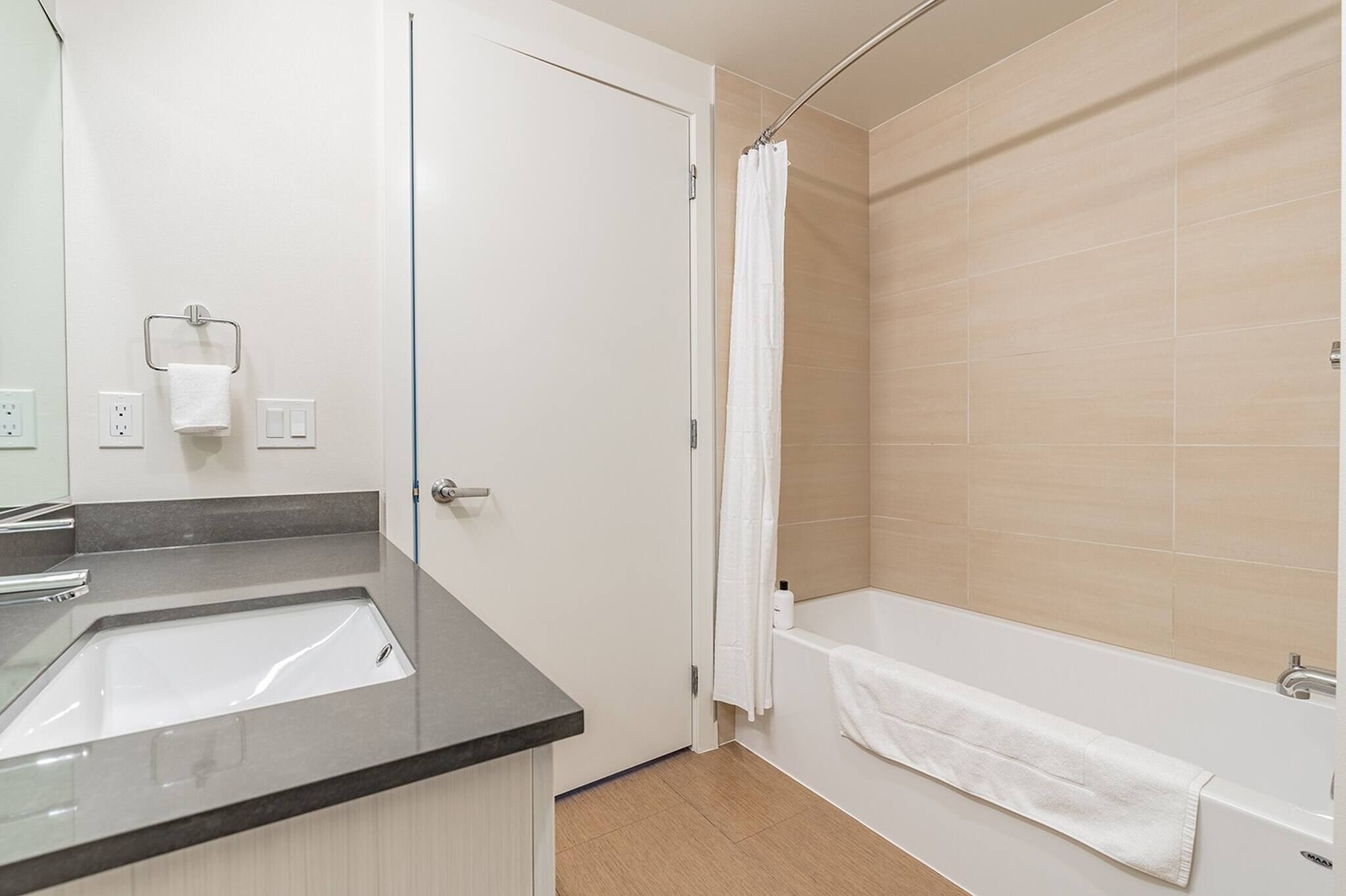 Ein Badezimmer mit Waschbecken, Badewanne und Duschvorhang.