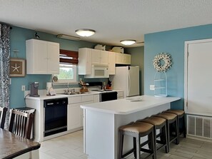 Huis, Meerdere bedden, terras, uitzicht op zee (Sunny by the Sea) | Privékeuken | Een koffiezetapparaat/waterkoker