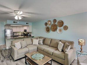 Condo, varias camas, cocina, vista a la playa (The Sands #120 - No Pets Allowed) | Área de sala de estar
