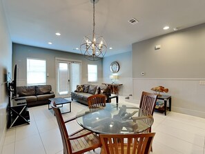 Casa, várias camas, acesso à piscina, vista para a piscina (Villa Del Carmen) | Área de estar | TV de tela plana 42 polegadas com canais digitais