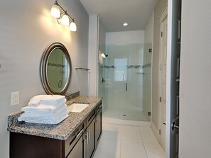 Casa, varias camas, acceso a la alberca, vista a la alberca (Villa Del Carmen) | Baño | Amenidades de baño de diseñador, toallas, papel de baño 