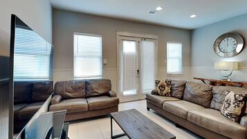 Casa, varias camas, acceso a la piscina, vistas a la piscina (Villa Del Carmen) | Zona de estar | Televisión de pantalla plana de 42 pulgadas con canales digitales