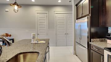 Casa, varias camas, acceso a la piscina, vistas a la piscina (Villa Del Carmen) | Cocina privada | Cafetera o tetera