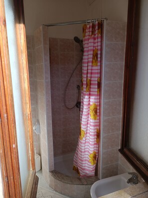 Shower, eco-friendly toiletries, bidet, towels - Casa Vacanze Sardegna-spettacolare Vista Mare, Immersa nel Verde, Vicino a Bosa (Villaggio Turas)
