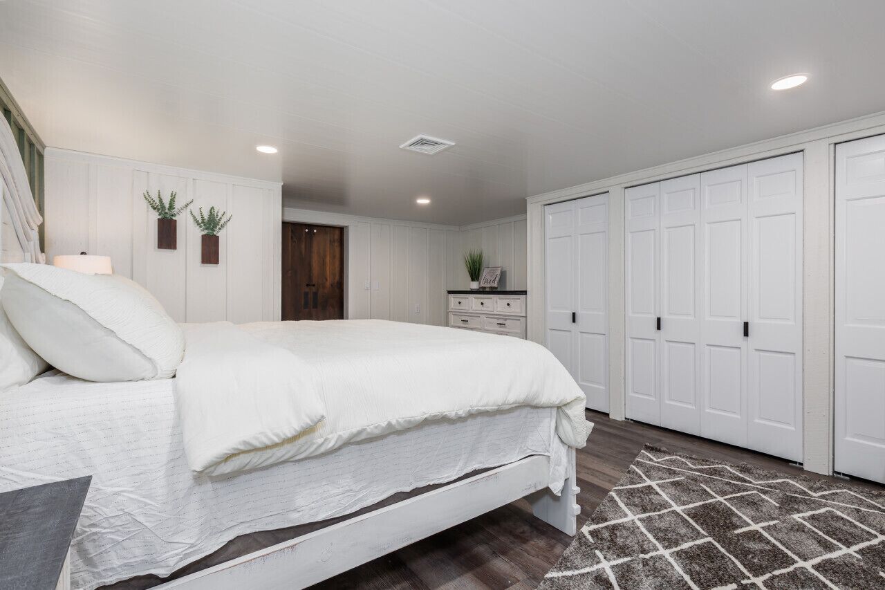 Desk, iron/ironing board, travel crib, free WiFi