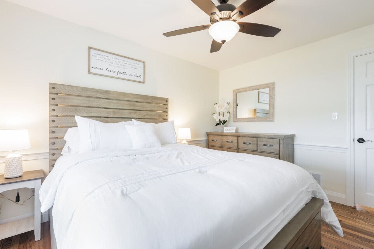 Skrivebord, strykejern/-brett, reiseseng for barn og wi-fi (inkludert)