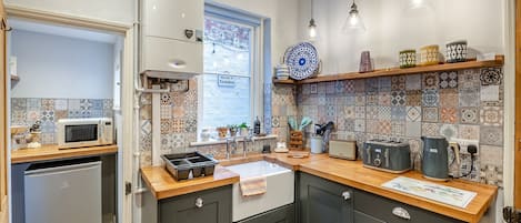 Dishwasher, cookware/dishes/utensils