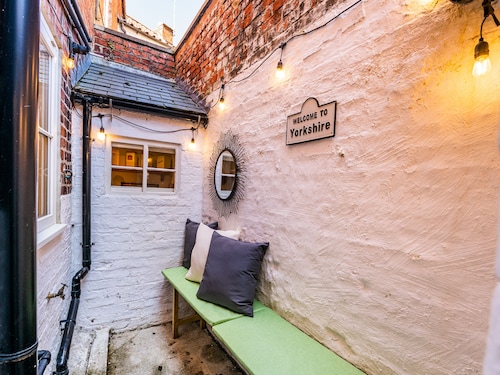 2 bedroom accommodation in Pickering