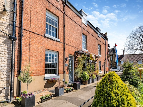 2 bedroom accommodation in Pickering