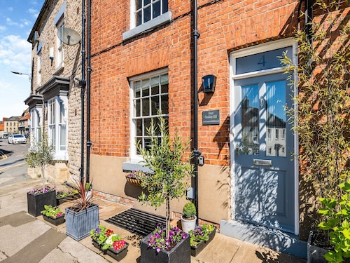 2 bedroom accommodation in Pickering