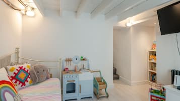 2 bedrooms, WiFi (free), bed sheets