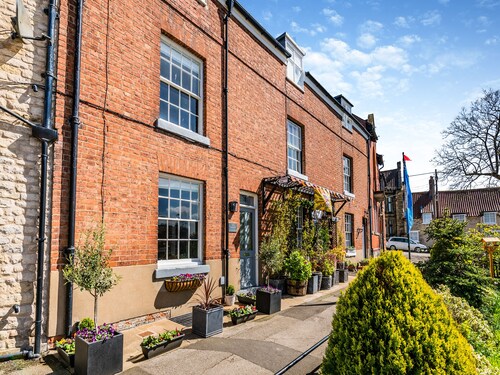 2 bedroom accommodation in Pickering