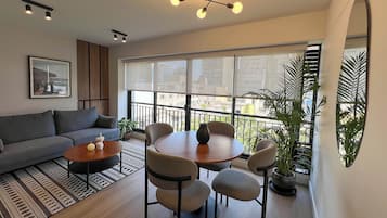 Apartment, 2 Bedrooms (603) | Living area | Smart TV